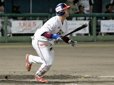 【福島―栃木】７回裏福島２死二塁、勝ち越し適時打を放つ三沢＝ヨーク開成山スタジアム