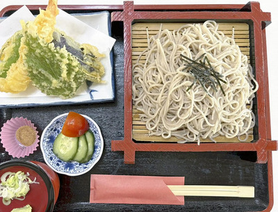 地元産の夏そばを使用した人気の天ざるそば