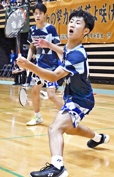 【バドミントン男子ダブルス準々決勝】４強入りを決めた、ふたば未来の小川真輝（左）、西村采人組＝クラサス武道スポーツセンター
