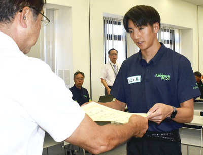 阿部会長から表彰を受ける西沢（右）