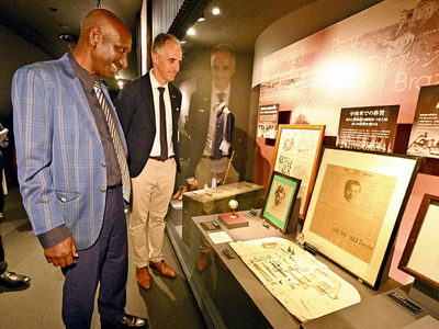 野口英世ゆかりの品々を見学するジムデ博士（左）とピサロ代表＝２４日午後、猪苗代町・野口英世記念館