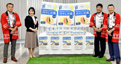 商品の店頭販売開始を祝った（左２人目から）樽川社長と斎藤地区統括局長ら