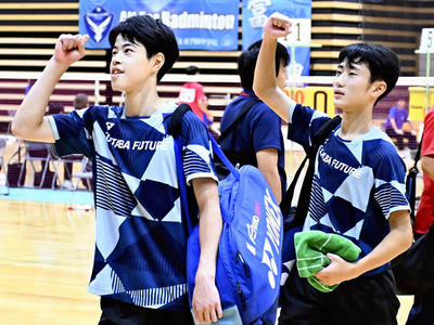 男子ダブルスを制し、初の頂点に上り詰めたふたば未来の小川真輝（左）、西村采人組。試合後、スタンドからの声援にガッツポーズで応えた＝クラサス武道スポーツセンター