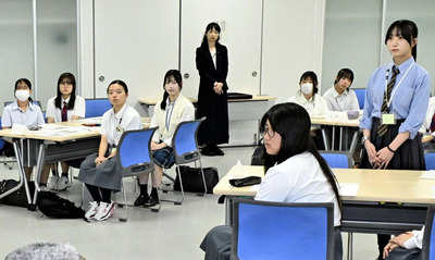 ジムデ博士らとの意見交換会に臨む高校生＝２４日午後、会津若松市・会津稽古堂