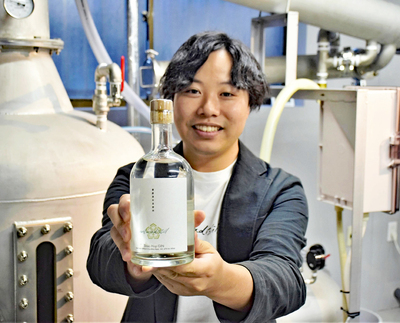 新商品の季節限定ジン「紫蘇忽布蒸溜酒」をＰＲする大島さん