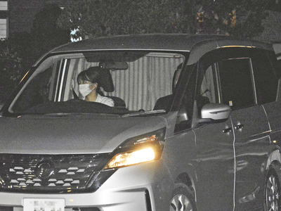 容疑者の男を乗せた車両＝２６日午後１０時４５分ごろ、郡山北署