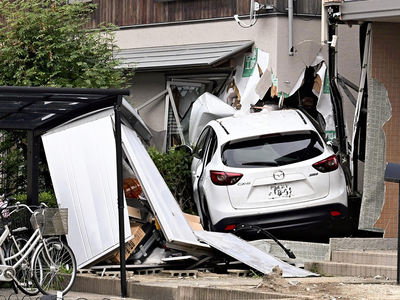 住宅などに衝突した乗用車＝２６日午前８時５５分ごろ、福島市南沢又字清水端