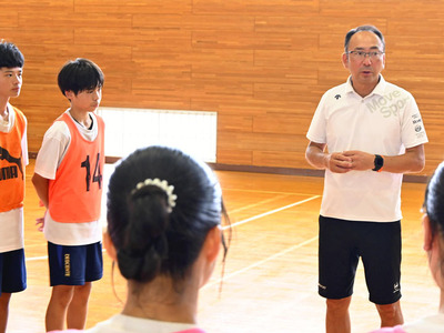 高校生の指導に当たる矢作さん（右）