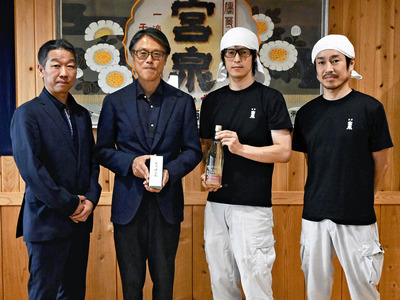 「暁霞―ＡＫＩＧＡＳＵＭＩ―」を共同開発した宮泉銘醸の宮森社長（右）、日本香堂の小仲社長（左から２人目）ら