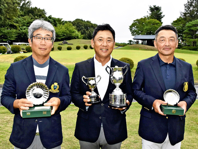 優勝した遠藤孝（中央）と２位の黒沢（左）、３位の遠藤秀伸