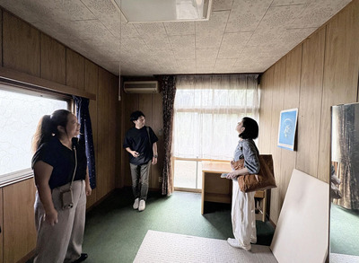 空き家を視察し、活用できそうな資材を確認する関係者＝須賀川市大町