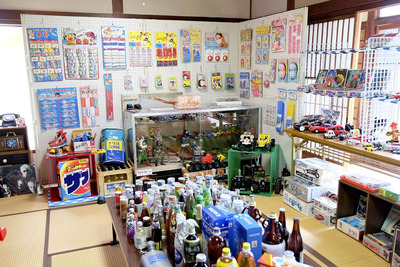 ジュースの瓶や洗剤、おもちゃなど、会場内には昭和の雑貨店や駄菓子屋のように商品が並ぶ