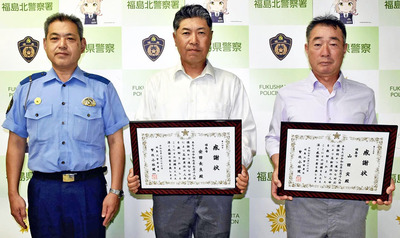 署長感謝状を受けた山田さん（右）と安田さん