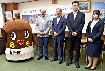 佐藤副知事（中央）に全国納豆鑑評会の郡山開催をＰＲする（左から）ねば～る君、村上社長、（１人挟んで）伊藤常務理事、村上さん