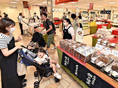 加賀百万石のご当地グルメや工芸品が並ぶ会場