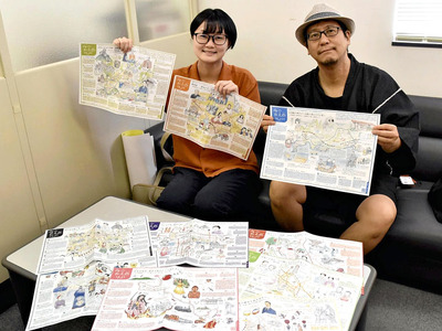 新たに公開したマップを手にツアーをＰＲする陸奥さん（右）と寺沢さん
