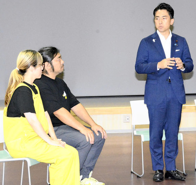 稲作農家と意見を交わす小泉農相（右）＝福島市