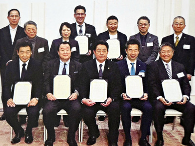 ２０２３年度に「経営者『環境力』大賞」を受賞した５人の中の私（前列中央）。環境に配慮した農業や私生活の取り組みを目指す