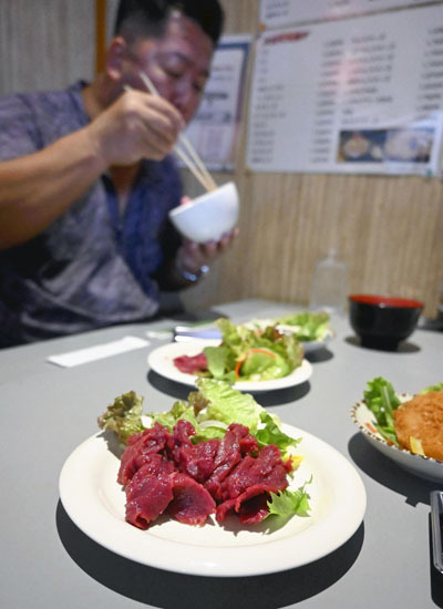 「馬肉の日」に合わせたフェアでは特別価格で馬刺しなどを提供した