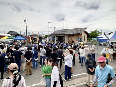約２千人が足を運んだ５月のイベント。磐城浅川駅前にブースが立ち並び、ステージイベントも開かれた