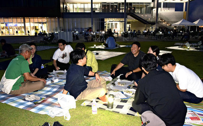 双葉町産業交流センター前の広場で開かれた「ふたば星空夜市」。少しずつ町ににぎわいが生まれている＝２９日夜