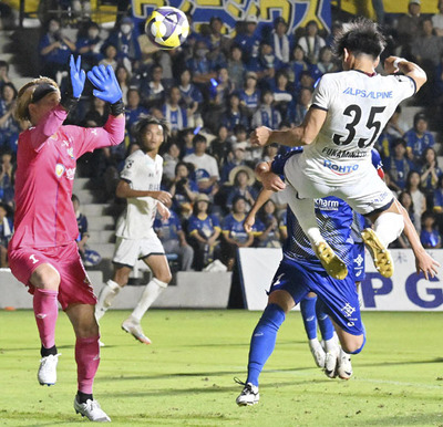 【今治―いわき】前半４４分、頭で先制ゴールを決めるいわきのＤＦ深港＝アシックス里山スタジアム