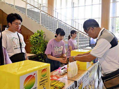 募金を呼びかける関係者＝郡山市・日大工学部キャンパス