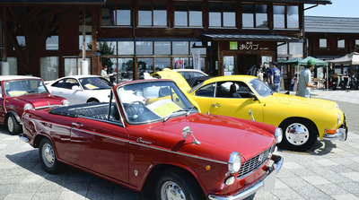 会場に並んだ往年の名車