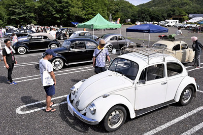 さまざまな年代のフォルクスワーゲンが並び、来場者は熱い視線を送っていた＝３０日午後、天栄村・羽鳥湖高原ふれあい広場