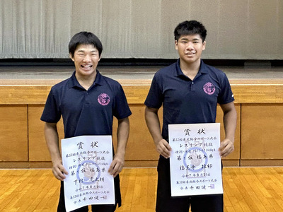 【レスリング】優勝した下村虎太朗（左）と福王寺矩郁