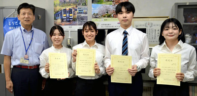 貝羽局長（左）から認定証を受けた（左２人目から）竹井さん、青木さん、菅野さん、斎藤さん