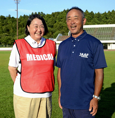 「世界陸上が楽しみだ」と話す信之さん（右）と佐恵子さん