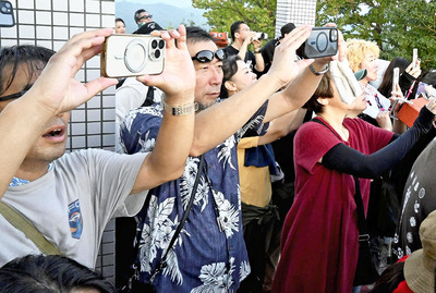 千貫森の頂上でＵＦＯを呼び寄せた三上所長（左から２人目）ら