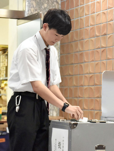 市の未来への希望を託して１票を投じる有権者
