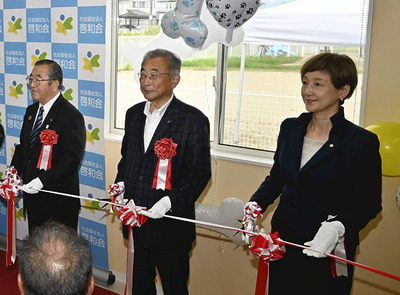 落成を祝いテープカットをする入沢理事長（右）ら