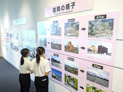 万博で展示された復興の歩みを紹介するパネルや写真が並ぶ会場