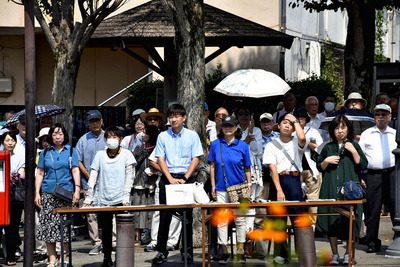 候補者の訴えに耳を傾ける市民ら。市政継続か刷新かを巡り、激しい舌戦が繰り広げられている