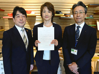 就任式に臨んだ（左から）高野代表理事、大竹さん、松山館長