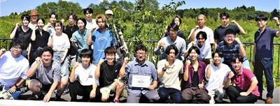 大熊町内に桜を植樹した大東文化大の学生ら