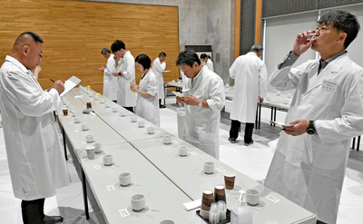 出品酒の味と香りを確かめる審査員