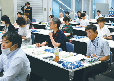 講座の説明を聞く受講生ら