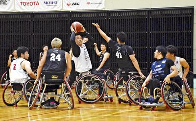 試合形式の練習に臨む選手