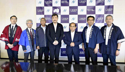 三保市長に開催を報告した太田支部長（左から４人目）ら