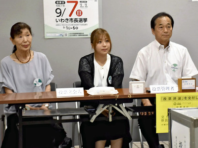 投票立会人を務めた吉川さん（中央）