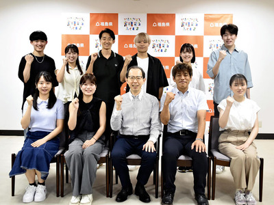 本県復興について学んだ成果を内堀知事に報告した橋口教授（前列左から４人目）とゼミ生