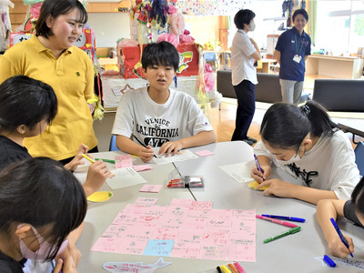 楢葉町地域学校協働センターの活動に参加する楢葉小児童＝楢葉小
