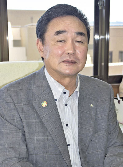 「町内居住者５０００人を目指す」と語る松本町長