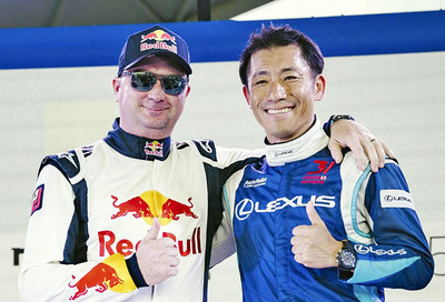 エアレースＸで総合優勝したデビッドソン選手（左）と健闘をたたえ合う総合２位の室屋選手（©Ｓｕｇｕｒｕ　Ｓａｉｔｏ／ＡＩＲ　ＲＡＣＥ　Ｘ）