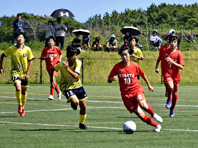 【小名浜二中―富田中】熱戦を繰り広げる選手