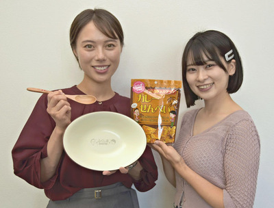 カレーまつりへの来場を呼びかける佐藤玲奈アナウンサー（左）と佐藤理子さん。佐藤アナが持っているのがコラボ商品のカレー皿とスプーンのセット。佐藤さんが手にしているのはカレーせんべい